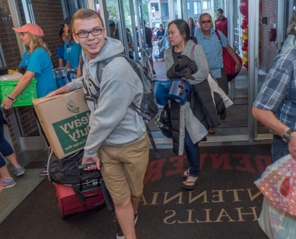 学生 和 parents at University of Denver move-in day.