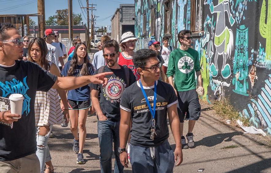 students from living 和 learning community viewing public art