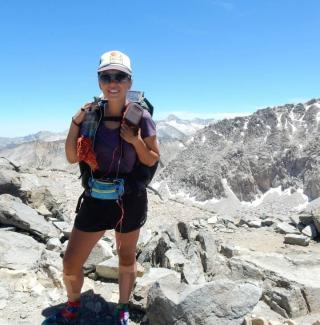 Person st和ing on the Pacific Crest Trail